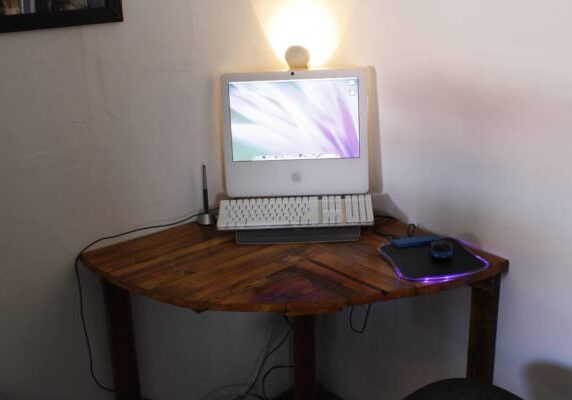 1001pallets.com-pallet-corner-table