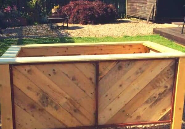 1001pallets.com-herringbone-style-pallet-planter-for-courtyard-or-patio-01