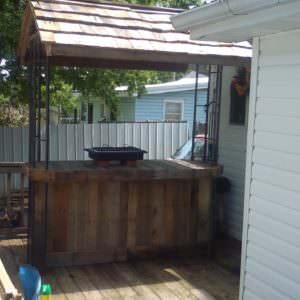 1001pallets.com-how-i-made-this-outdoor-bar-from-pallets