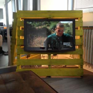 1001pallets.com-support-tv-industriel-en-palette