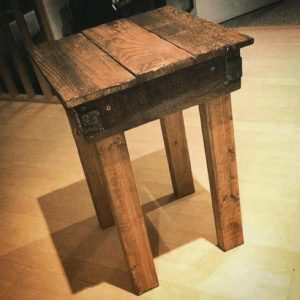 1001pallets.com-just-a-little-bedside-table-01