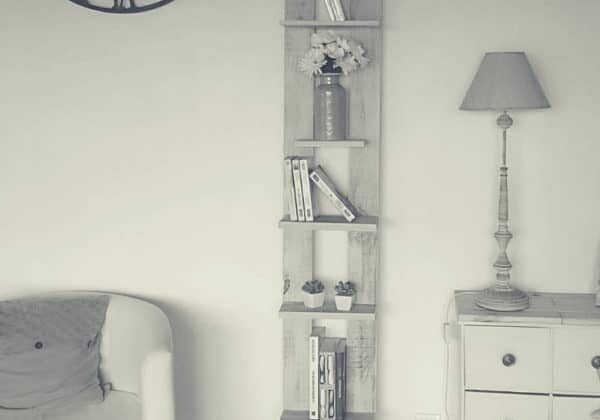 1001pallets.com-ladder-shelf-from-wood-pallet-reclaimed-wood-02