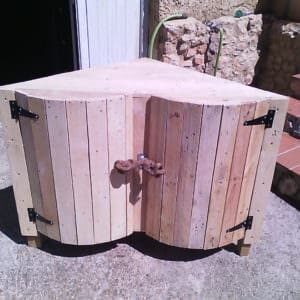 Look at Those Curves Corner Pallet Cabinet / Meuble D'angle En Palette