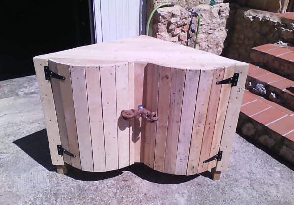 Look at Those Curves Corner Pallet Cabinet / Meuble D'angle En Palette