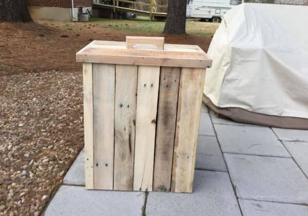 1001pallets.com-modified-outdoor-pallet-wood-trash-can