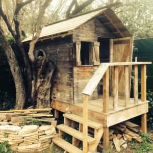1001pallets.com-my-kids-house-in-pallet-wood