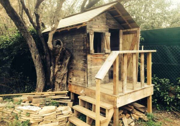 1001pallets.com-my-kids-house-in-pallet-wood