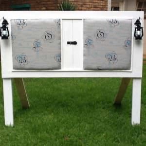 1001pallets.com-old-barn-doors-headboard-with-pallets