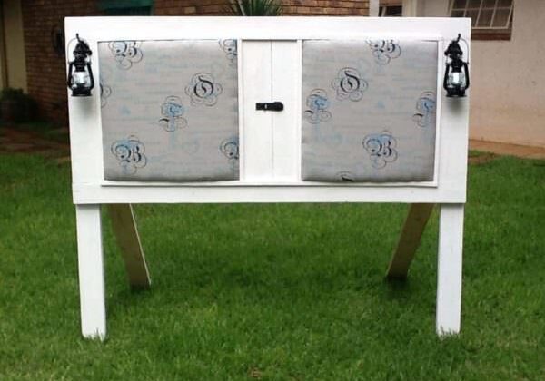 1001pallets.com-old-barn-doors-headboard-with-pallets