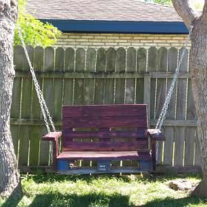 One Single Pallet Into a Garden Swinging Chair