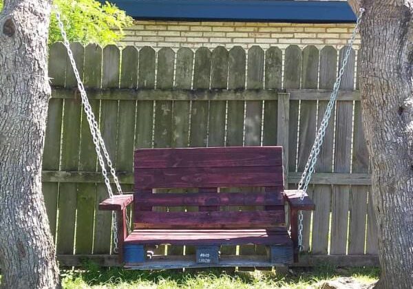 One Single Pallet Into a Garden Swinging Chair