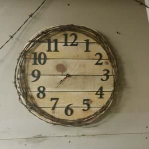 1001pallets.com-pallet-barbed-wire-clock
