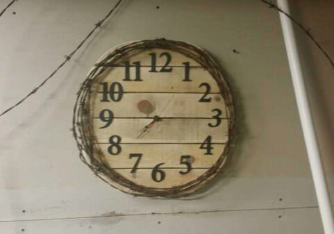 1001pallets.com-pallet-barbed-wire-clock