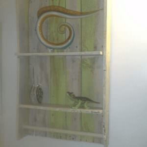 1001pallets.com-pallet-bathroom-towel-shelf-01