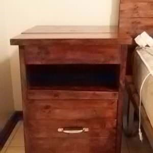 1001pallets.com-bedside-table