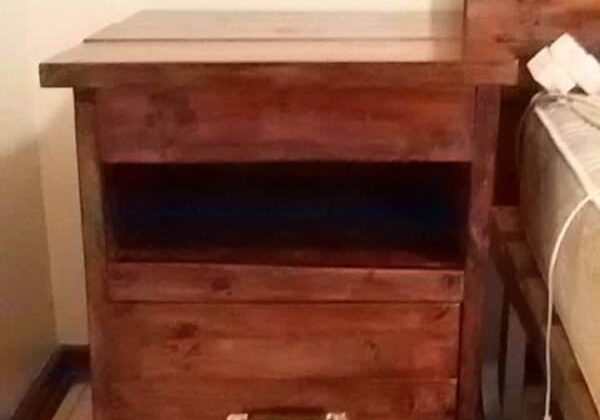 1001pallets.com-bedside-table