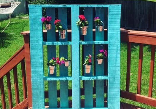 1001pallets.com-diy-hanging-flowers-pallet-project