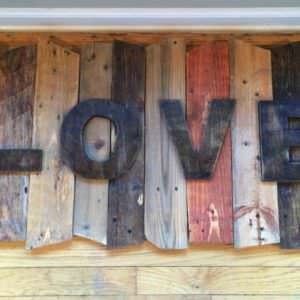 1001pallets.com-love-sign
