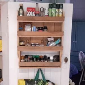 1001pallets.com-spice-rack-from-a-pallet