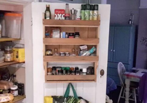 1001pallets.com-spice-rack-from-a-pallet