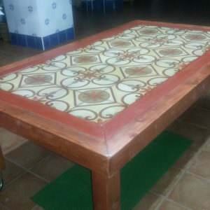 1001pallets.com-table-with-pallet-wood-and-old-tiles