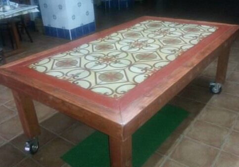 1001pallets.com-table-with-pallet-wood-and-old-tiles