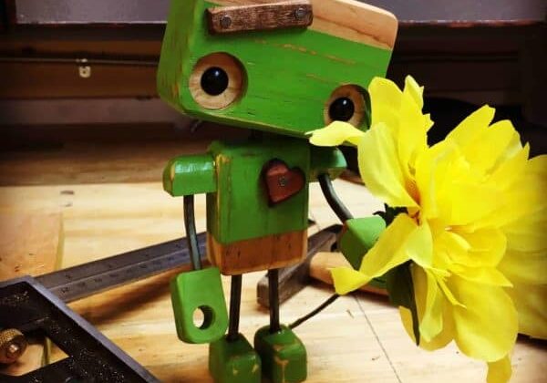 1001pallets.com-pallet-wood-robot-melts-valentines-day-hearts-01