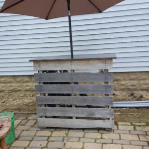 1001pallets.com-patio-bar-with-umbrella