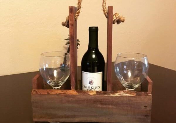 1001pallets.com-wine-holder-for-your-outdoor-picnic-or