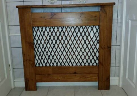 radiator-cover-in-the-bathroom-made-from-recycled-pallet-wood01