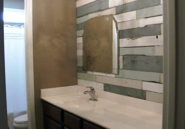 1001pallets.com-recycled-pallets-as-bathroom-wall-01