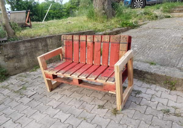 1001pallets.com-red-pallet-garden-bench-for-outdoor-relaxing-01