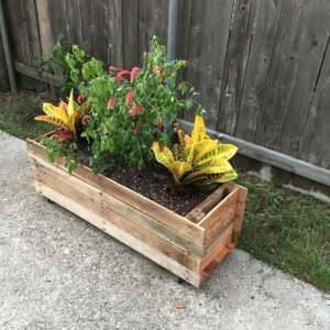 1001pallets.com-rolling-planter