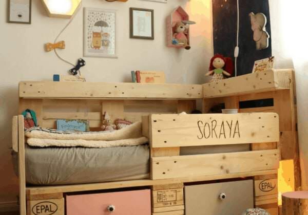1001pallets.com-romantic-toddler-bed-with-pallets-01