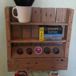 1001pallets.com-rustic-coffee-or-tea-shelf-made-from-only-a-recycled-pallet