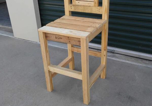 1001pallets.com-rustic-designed-pocket-hole-pallet-bar-stool-01