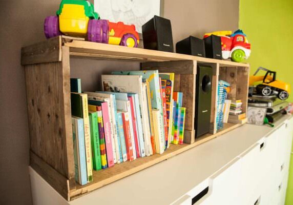 1001pallets.com-rustic-pallet-bookshelves-for-kid-s-room-etagere-rustique-en-bois-de-palettes-06