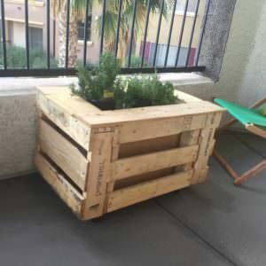 1001pallets.com-self-watering-portable-planter-box
