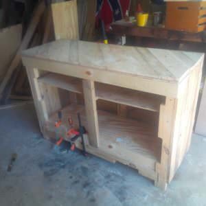 1001pallets.com-side-table-for-my-daughter-to-make-her-cakes-on
