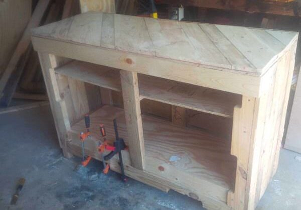 1001pallets.com-side-table-for-my-daughter-to-make-her-cakes-on