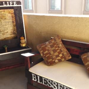 1001pallets.com-pallet-fountain-and-love-chair