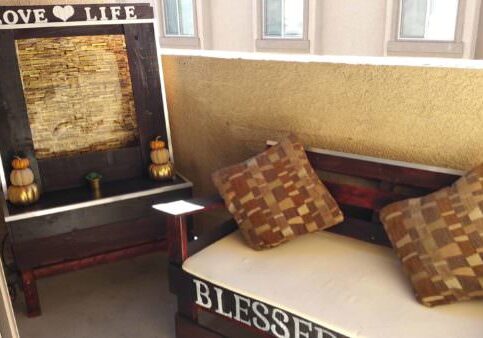 1001pallets.com-pallet-fountain-and-love-chair