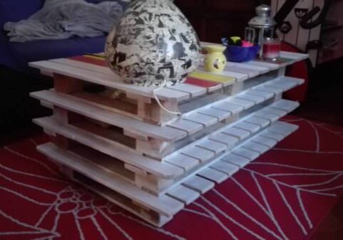 1001pallets.com-stacked-pallet-coffee-table-with-wheels-02