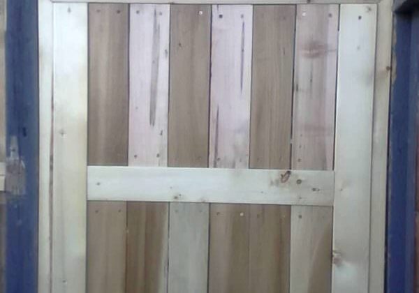 1001pallets.com-made-a-gate-from-a-pallet-that-was-heavily-damaged