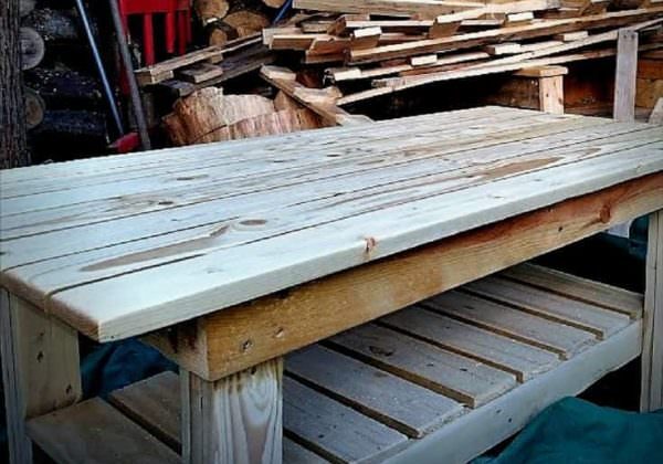 1001pallets.com-substantial-pallet-work-table-has-storage-shelf-02