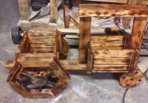 1001pallets.com-i-made-this-tractor-out-of-pallet-wood1