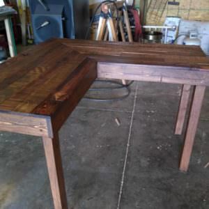 1001pallets.com-two-toned-pallet-wood-computer-desk-1