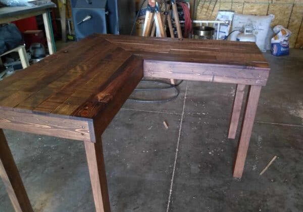 1001pallets.com-two-toned-pallet-wood-computer-desk-1