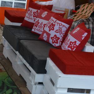 1001pallets.com-unique-pallet-sofa-with-red-cushions-01