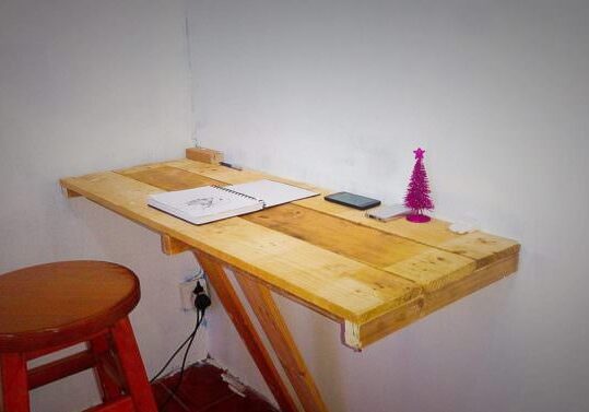1001pallets.com-wall-mounted-pallet-office-desk